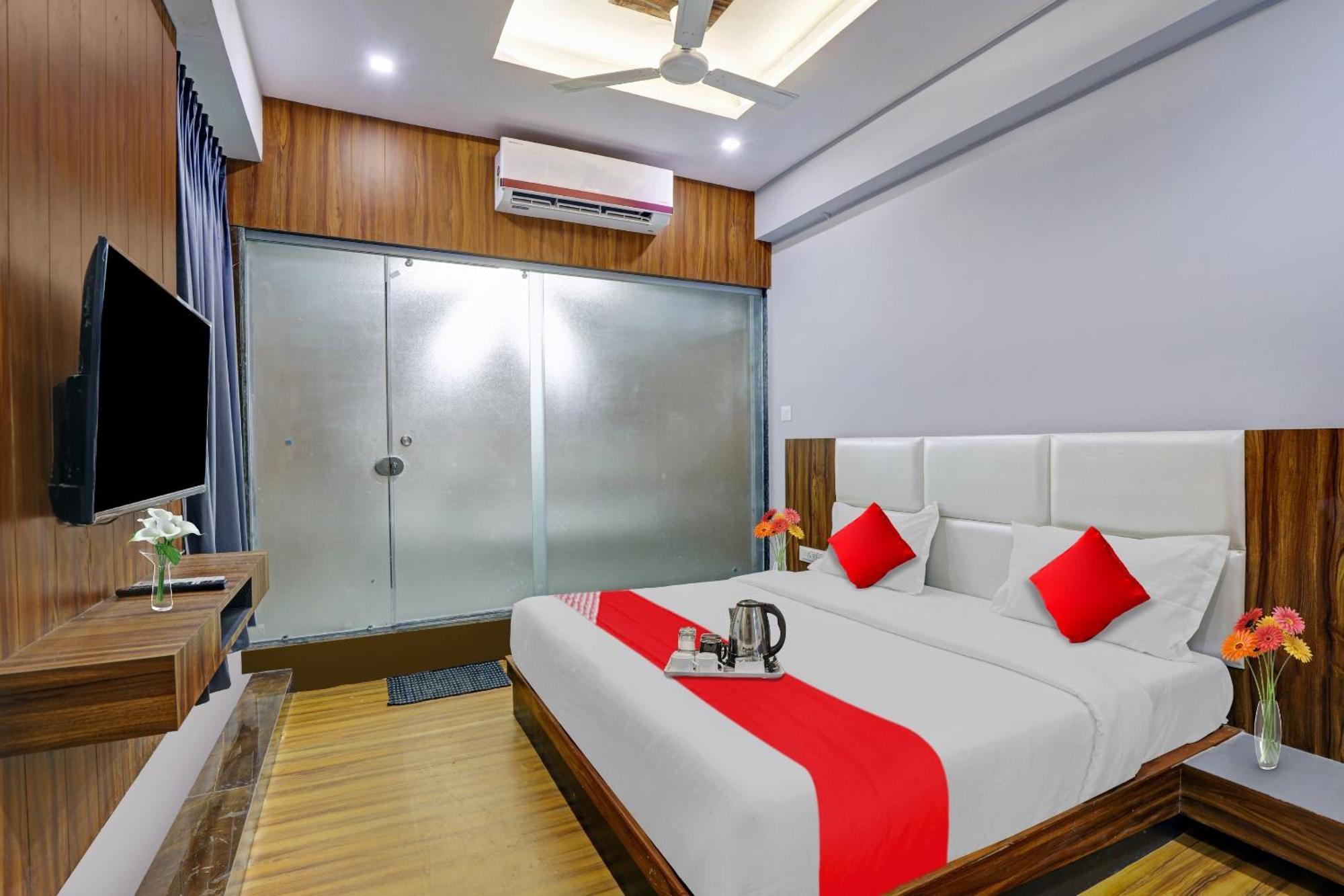 Hotel O Max Surat Dış mekan fotoğraf